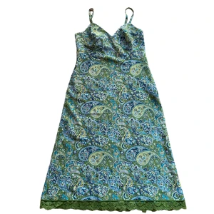 Sommar klänning - Super fin klänning till sommaren. Köparen står för frakt. Använd gärna ”köp nu” 💚