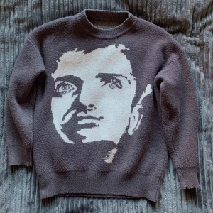 Stickad Grå Joy Division Tröja - Stickad Joy division tröja i bra skick med inga skador.