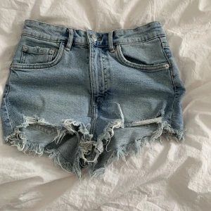Jeansshorts - Jättegulliga jeansshorts från Zara nästan helt oanvända. Nypris 329kr. Priset går att diskuteras men köparen står för frakt 💗