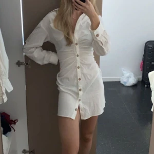 Klänning från zara i ”linnetyg” - Säljer denna klänningen från zara i linneliknande tyg❤️ använd en gång