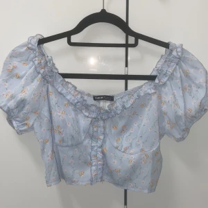 Somrig topp - En gullig somrig topp som är helt oanvänd. Små fina detaljer med en dragkedja vid ryggen som gör det smidigare att sätta på och ta av den. Ganska kort och luftig, dock inte genomskinlig. Priset går att diskuteras.