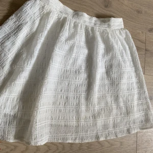 Vit kjol - Vit härlig kjol från hm. Passar inte så bra på mig. Använd några få gånger. Bra skick utan märken från användning. Kontakta ifall du vill ha fler bilder eller information :)
