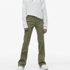 Gröna hm jeans - Säljer dessa efterfrågade hm jeans! Storlek 38 men sitter bra på mig som bär 36 i andra byxor  SLUTSÅLDA