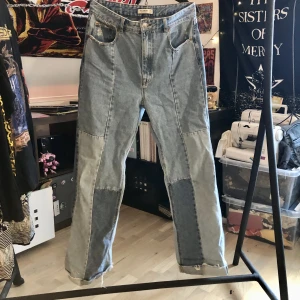 Pull and Bear - Sköna byxor köpta på pull and bear, är storlek 42, lite overzised baggy byxor liksom, har tänkt att måla något coolt på dom👀 men jag ska testa sälja först💪