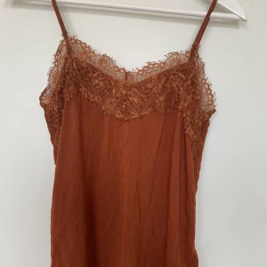 Linne med spets - Super gulligt linne med spets upptill! Aldrig använd och är i bra skick❤️Skriv för flera bilder