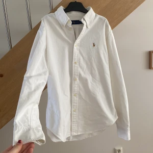 Vit skjorta  - Vit supersnygg skjorta från Ralph Lauren💕 Storlek S (passar xs också)