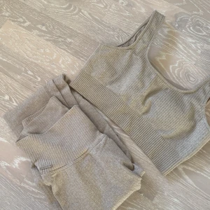 Aimn träningsset  - Beiget ribbat set från aimn. Tights och topp i storlek S. 200 för hela setet. 