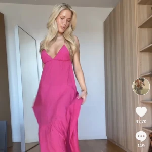 H&m klänning - Säljer denna fina serisrosa klänningen från h&m i storlek XS då den tyvärr inte passade. Den är helt oanvänd med prislappen på. Slutsåld på hemsidan. Passar XS-S (för referens har Alva storlek XS tror jag.) Tar bud, skriv bara! Köpare står för frakten.