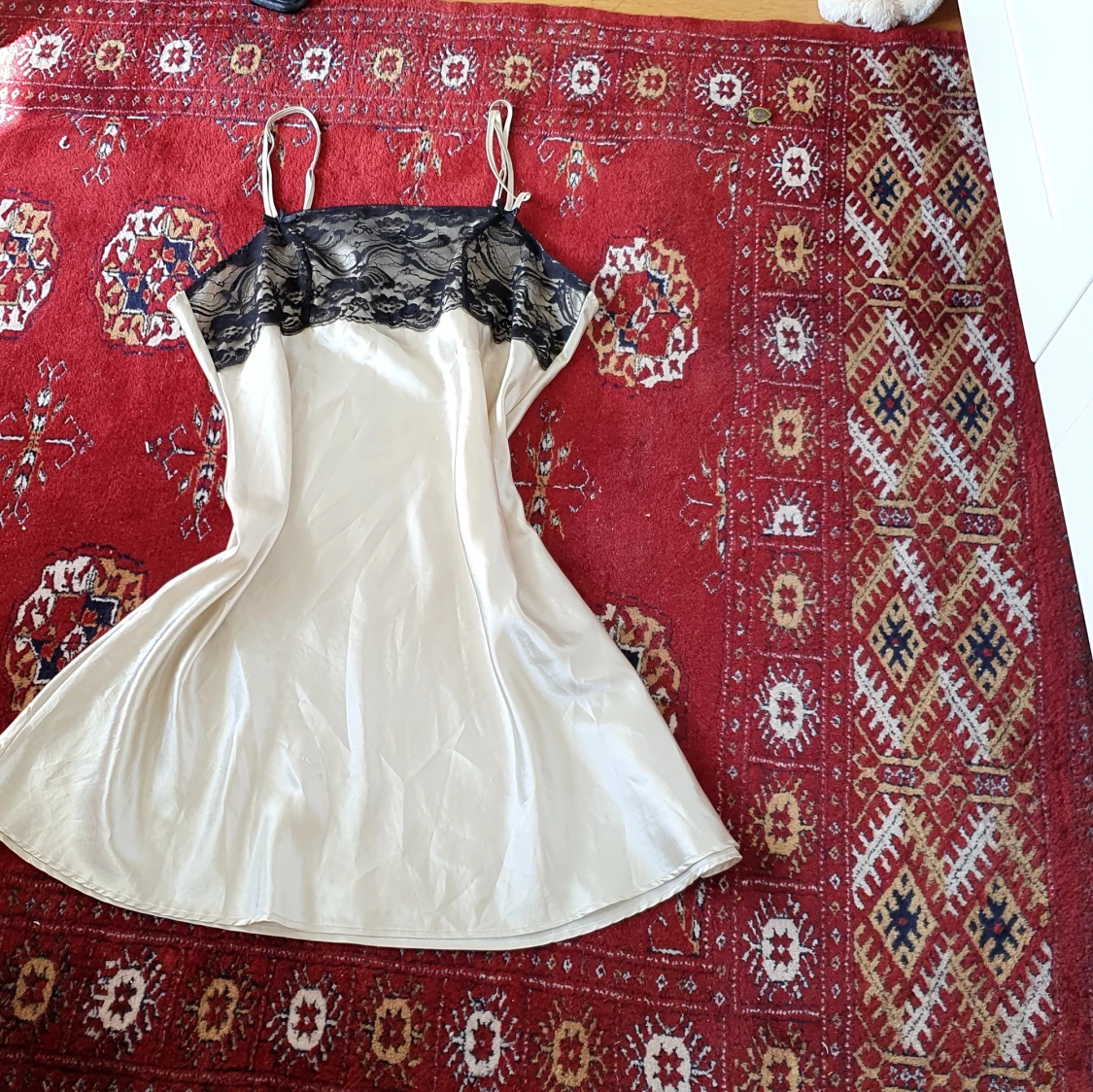 Line satin klånning - 90