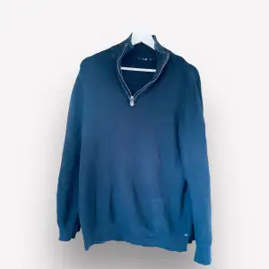 Vacker tröja i i XL men passar M-L och en ny kostar 1100-1400kr eftersom den är använd säljer jag den för 349kr 