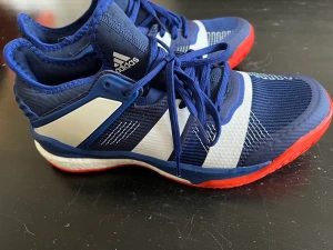 Adidas skor st42./5 som ny  - Adidas skor som ny använd bara en gång