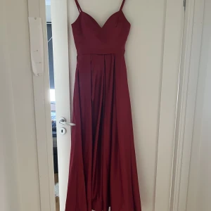 Balklänning - Intressekoll på min balklänning💕 aldrig använd. Pris kan diskuteras💕 skriv om ni intresserade❤️