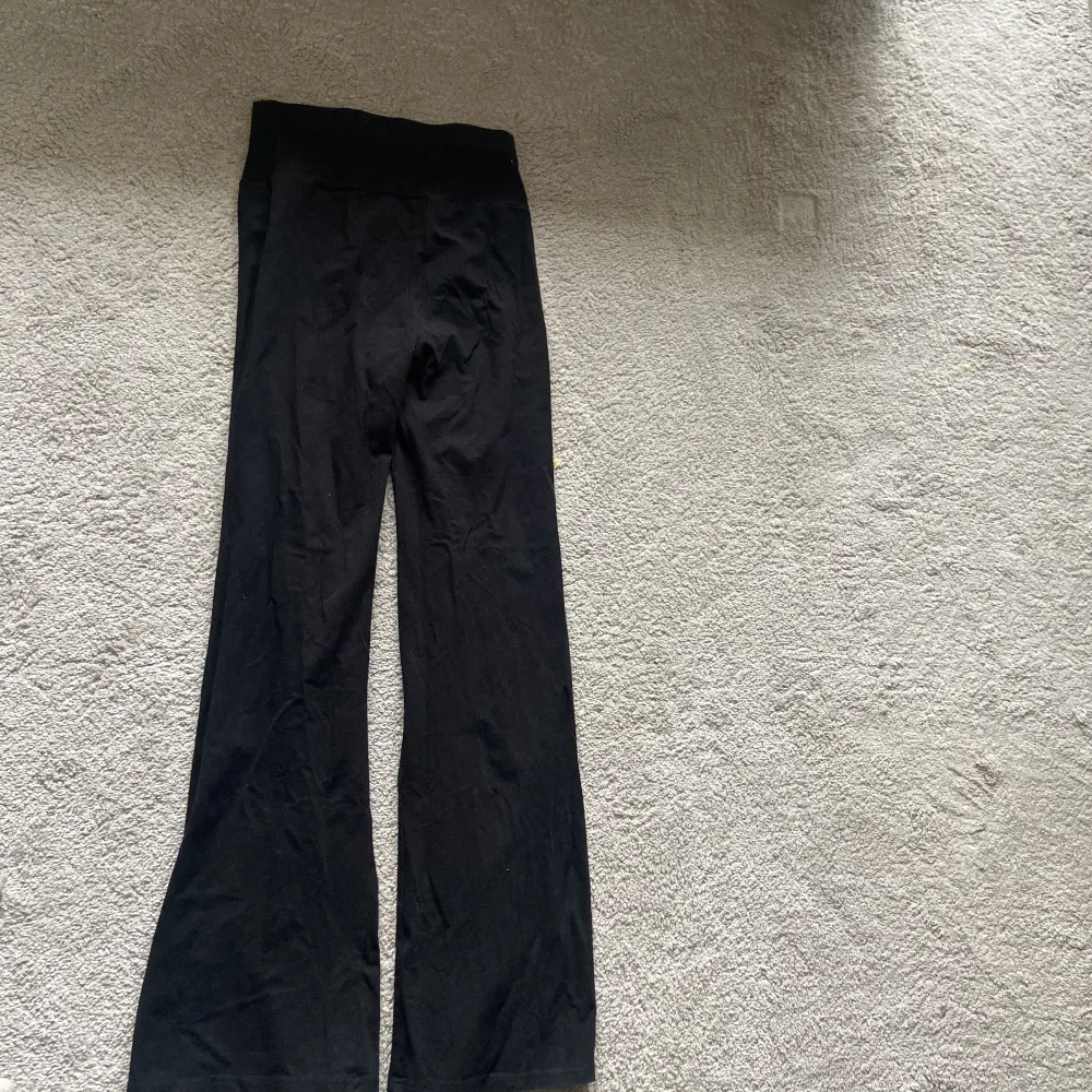 Säljer ett para svarta byxor vet inte riktigt vart dom kommer ifrån då lappen var borta men fint skick, 99kr storlek XS. . Jeans & Byxor.