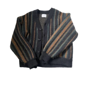 Ull Cardigan - Skitsnygg semi-oversized ull cardigan, köpt från Carlings. Frakten står du för, DM:a vid intresse och priset går alltid att diskutera!