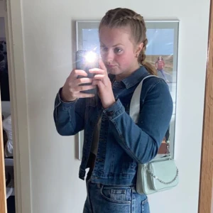 Jeans jacka - Beskrivning: Blå jeansjacka från VeroModa. Storlek M (slim modell så kan bäras från XS till M beroende på önskad stil). Mycket bra skick, använd ca 20 gånger. Org pris: 300 kr  Jag (för jämförelse): 173 cm lång, bär vanligtvis S-M. Pris: 100 kr + frakt