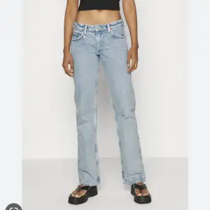 Säljer mina as snygga Weekday jeans i modellen arrow för att de tyvärr blivit för korta för mig! De är i färgen summer blue och storlek 27/30. Skriv för fler bilder💗