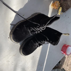 Sammet dr Martens - Hämtas i Hornstull eller skickas mot fraktkostnad  Strl 37