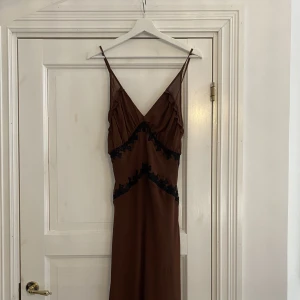 Klänning - Magisk maxiklänning från Zara som tyvärr är lite för kort för mig som är 174 cm lång! Aldrig använd!