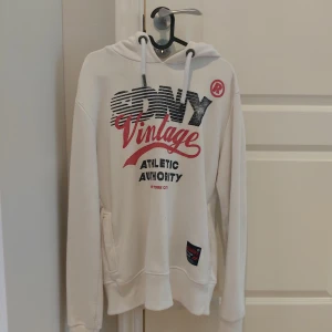Vit superdy hoodie - Vit, tjock Superdry Hoodie. Använd, lite noppig, lång, 7/10 skick. Ganska stor.