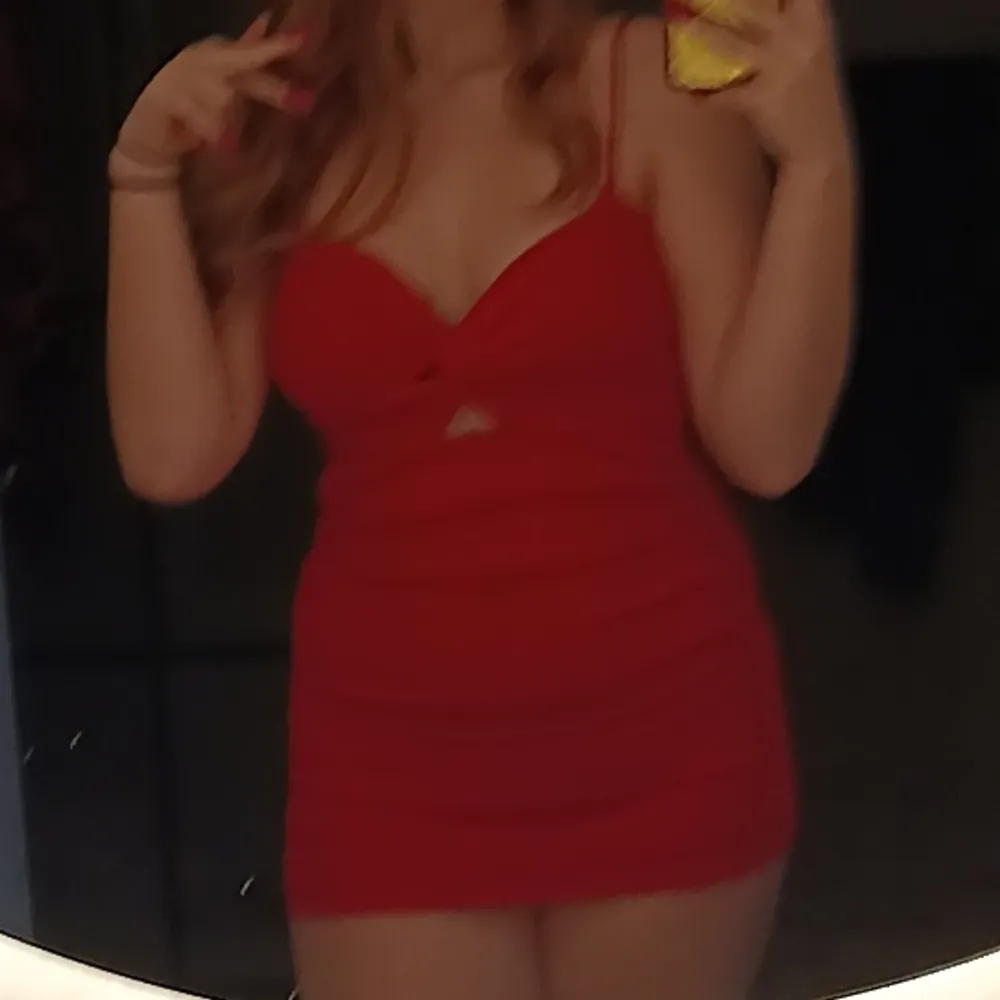 Fin röd klänning lite kotare men väldigt fin.. Klänningar.