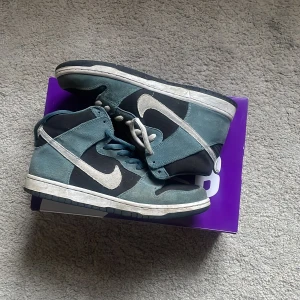 nike sb dunk high mineral slate storlek 44 - använda drygt 10-15 gånger. Dom kommer inte till användning längre. Men riktigt feta faktist. Pris kan diskuteras. Og box