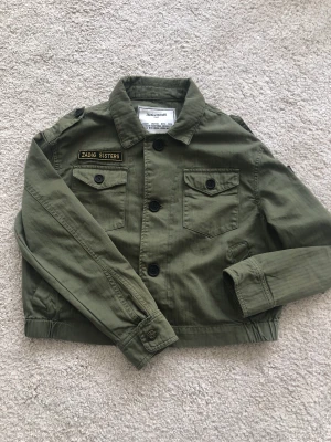 Zadig & voltarie jacka  - Säljer min Zadig jacka i mycket fint skick. Den är liten i storleken