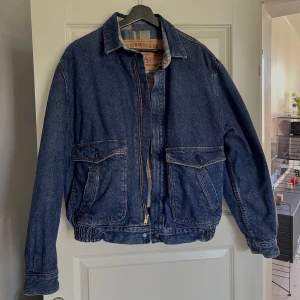 Levis jeans/bomberjacka - Säljer denna unika vintage jeans/ bomberjacka. Jackan har storlek L på lappen men passar bra till en M eller till och med S om man vill ha oversize. Jag är 170 cm lång. Mycket fint skick!!!!!