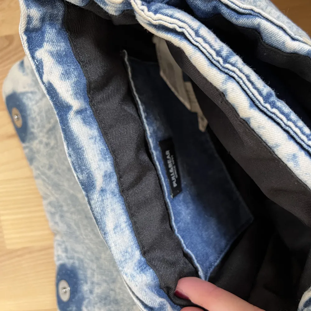 Handväska i jeansmaterial med silvriga kedjor med reglerbar längd! Går att ha över en axel eller över huvudet🤩Rymlig med fler praktiska fickor!  Bredd: 28cm, höjd: 20cm🥰 Checka gärna mitt konto där andra väskor är ute till salu! . Väskor.
