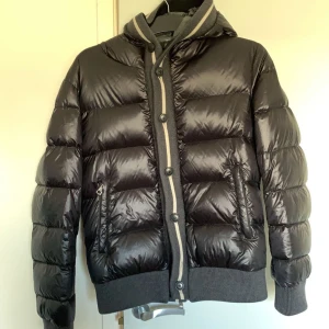 Moncler Jacka - Säljer denna Moncler jacka, köpt på Kaspersheat! Nypris ca 9-10 tusen men jag säljer billigt eftersom att den inte passar och för att det inte är en så populär modell! Kan eventuellt passa M också.