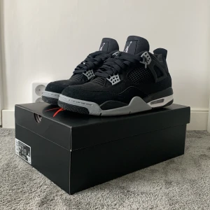 Air jordan 4 - Tja! Säljer mina Air jordan 4 black canvas. De har använts 3 gånger så de är i nyskick.  Storlek: EU 44,5 Cond: 9/10 Pris: 2900kr. Skriv om det är något ni funderar över!