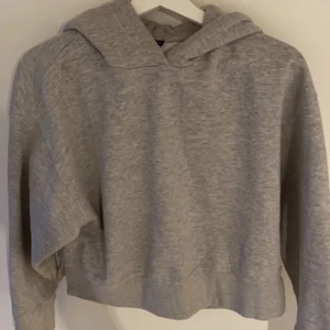 Hoodie - Mjuk hoodie från Zara med luva och två slitsar på sidorna. Säljer för att den är lite för mig nu. Använt ett få antal gånger och skicket är väldigt fint. 