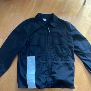 C.P COMPANY JACKA - C.P COMPANY jacka/ overshirt, nypris 4 tusen använd få antal gånger, kvitto och påse och tags finns- sitter som en large 