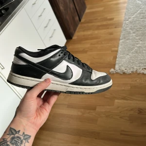 Nike Sb Dunks Panda - Ett par dunks i använt skick, något creasade men de har mycket kvar att ge. Skulle säga att cond är 7,5/10.