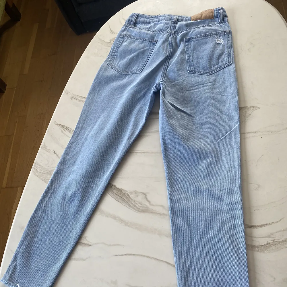 Fina jeans använda ett fåtal gånger från H&M. Storlek 36. Jeans & Byxor.