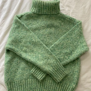 Zara tjocktröja - Säljer denna superfina tjocktröjan från Zara i så härlig grön färg! Använd max 2 gånger. Storlek Small