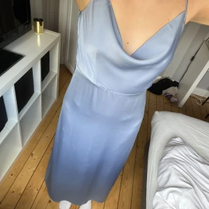 Klänning  - Klänning från vila, säljer på grund av att den är för kort för mig som är 178. Storlek 38  Oanvänd 😊