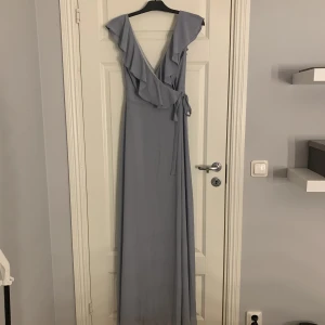 Balklänning  - Fantastisk balklänning💘Är endast använd en gång så nyskick. Har en fläck på baksidan men den går nog bort (har inte tvättat). Är i Storlek M men passar mig som har S då man knyter den själv. 350kr + frakt men pris går att diskutera. Färgen är grå grön typ