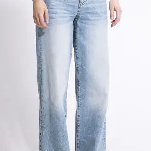 Säjer dessa vida/raka jeans från Lager 157 i modellen boulevard, pga att de blivit för små för mig. Använda en del men forfarande i fint skick!🧚Nypris 300 kr. 