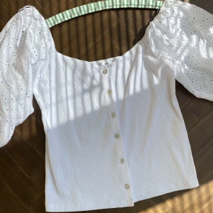 Jätte fin vit sommar topp🌸 - Jätte söt sommar topp! Köpt på Mango utomlands.  ALDRIG använd! Nyskick. Nypris : 229kr Säljs för 80kr exkl. frakt 🤍 Pris kan diskuteras. Storlek M men passar S 🤍