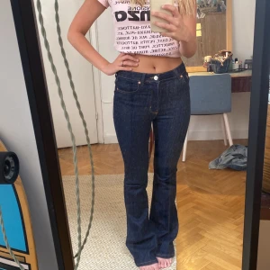 Bootcut jeans - Riktigt snygga mörkblå bootcut, med  markerade textiler! Knappt använda🙌🏽 jag är 165!