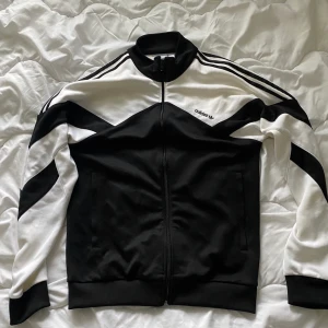 Adidas tröja S/M - Det finns en fläck på vänster ärm, andra bilden 