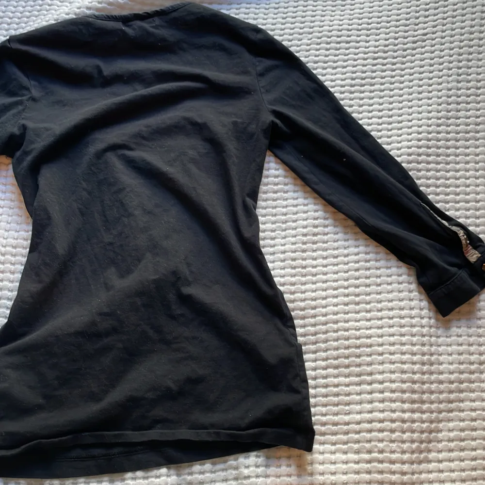 säljer denna supersnygga fitted tröjan från burberry!❤️. Toppar.