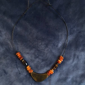 Halsband  - Ett vackert halsband med kristaller  Troligen agater