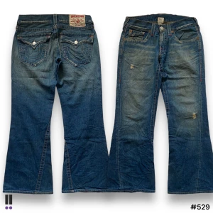 true religion jeans 529 - 💜Model: Joey 💜Tag: 31/33 💜Waist: 42cm 💜Inseam: 75cm 💜Outseam: 98cm 💜Leg opening: 25cm 💜Flaws: Distressed. lite fläckar på framsidan