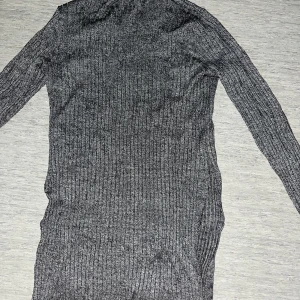 Tröja med slits - En vanlig lång tröja med slits på båda sidorna från bikbok. Materialet är ribbad och den sitter perfekt på mig som är 160 cm. Har använd ett par få tala gånger men är som helt ny.🤎