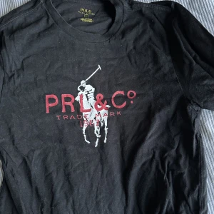 Ralphloren  - Snygg tröja, skulle säga mer av M då den passar mig som är S