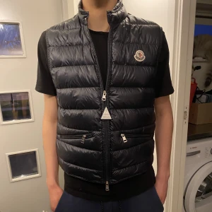 Moncler väst  - Moncler väst, använd fåtal gånger och i nyskick. Kvitto finns samt en fungerande QR-kod. Köpt på Care of Carl. Skriv för eventuella frågor! 