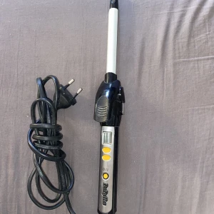 Locktång - Säljer min Babyliss locktång då jag inte har någon användning för den. Den gör mindre skruvlockar vid användning🥰