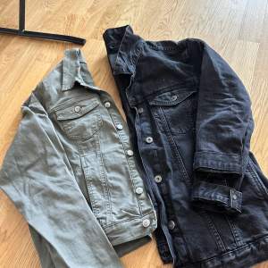 En grön jeansjacka i strl L (liten)  En svart jeansjacka i strl M.  Gröna är lite kortare i modellen och svarta är normal längd.  Kostar 150kr styck eller 200 för båda 