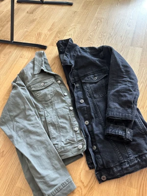 Jeansjackor  - En grön jeansjacka i strl L (liten)  En svart jeansjacka i strl M.  Gröna är lite kortare i modellen och svarta är normal längd.  Kostar 150kr styck eller 200 för båda 